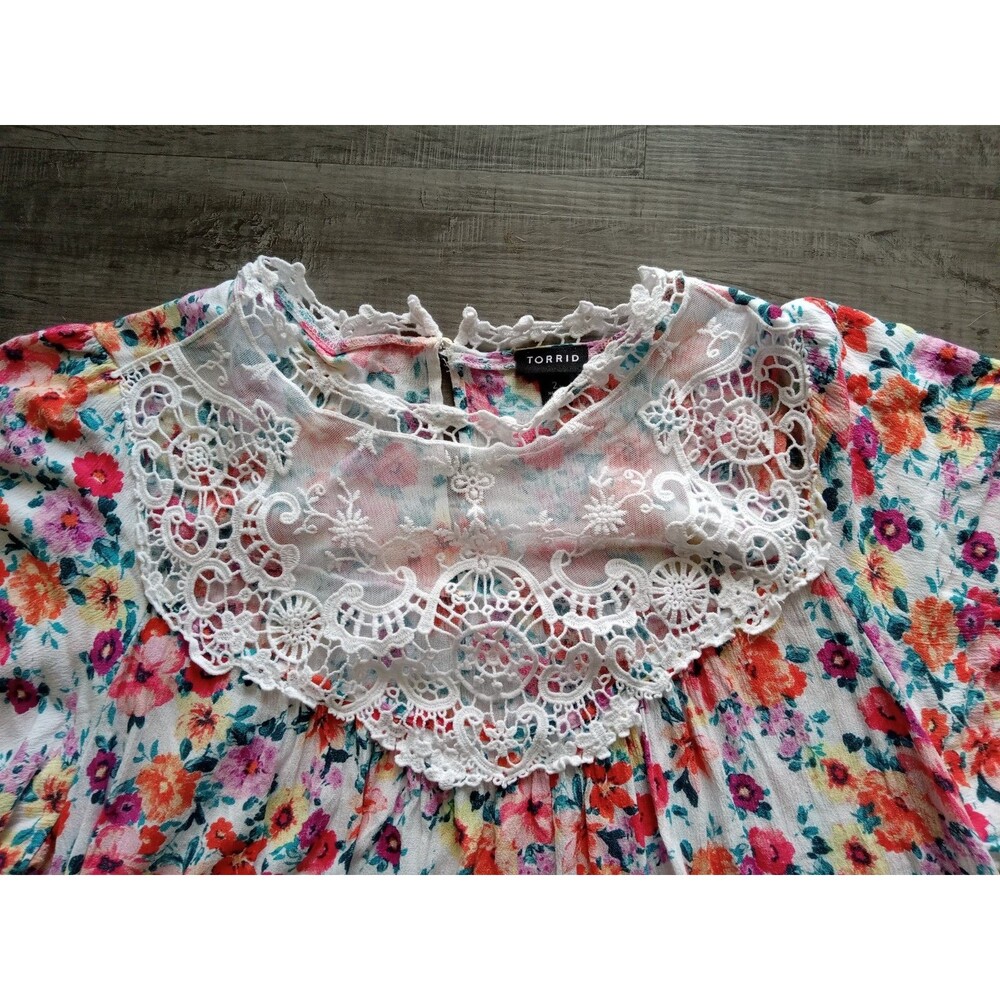 Torrid Mesh Lace Floral Button Back Top Size 2X or 18/20 Plus